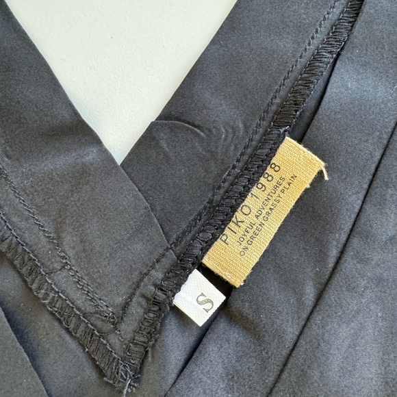 100% Slik V neck dress Black with belt New!
Price is for 1 piece only. - Picture 3 of 4